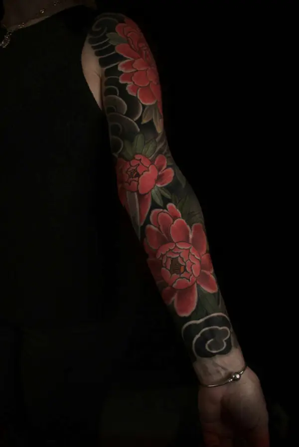 Tatouage japonais de pivoine (botan) sur le bras