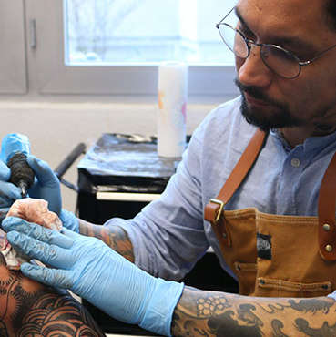 Artiste tatoueur Dago de Nuevo Mundo, studio de tatouage japonais à Strasbourg 👹