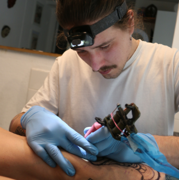 Artiste tatoueur Mayol de Nuevo Mundo, studio de tatouage japonais à Strasbourg 👹